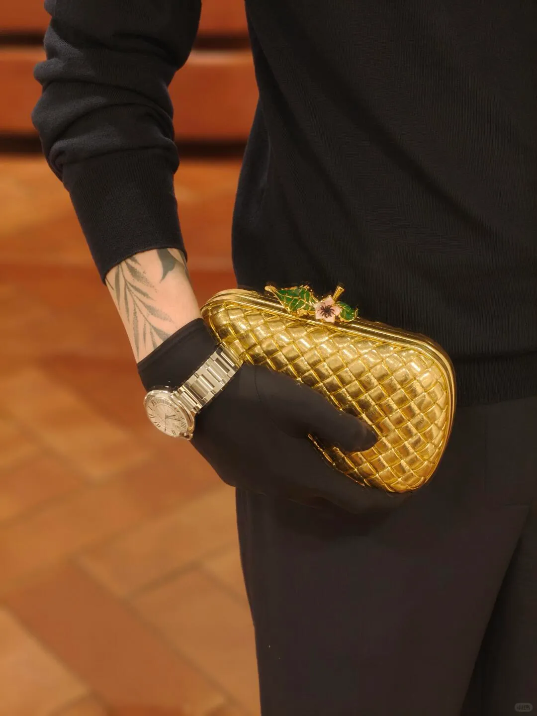 Batch 2100 official website picture/upper body picture ~ The golden Knot clutch is here🌸 This is a very powerful small bag. The craftsmen create a metallic texture on the leather. The metal flowers embellished with enamel are also very smart. They are shiny and materialize the wealth🥰
